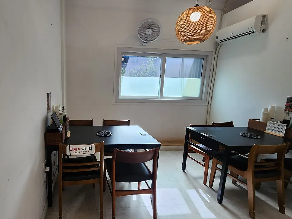 Group room seating at Yun Ujae Shabu Kalguksu Gogidong Branch
