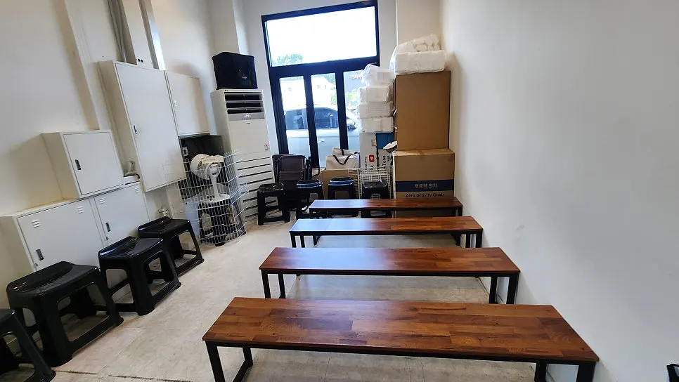 Interior of the spacious, clean waiting lounge