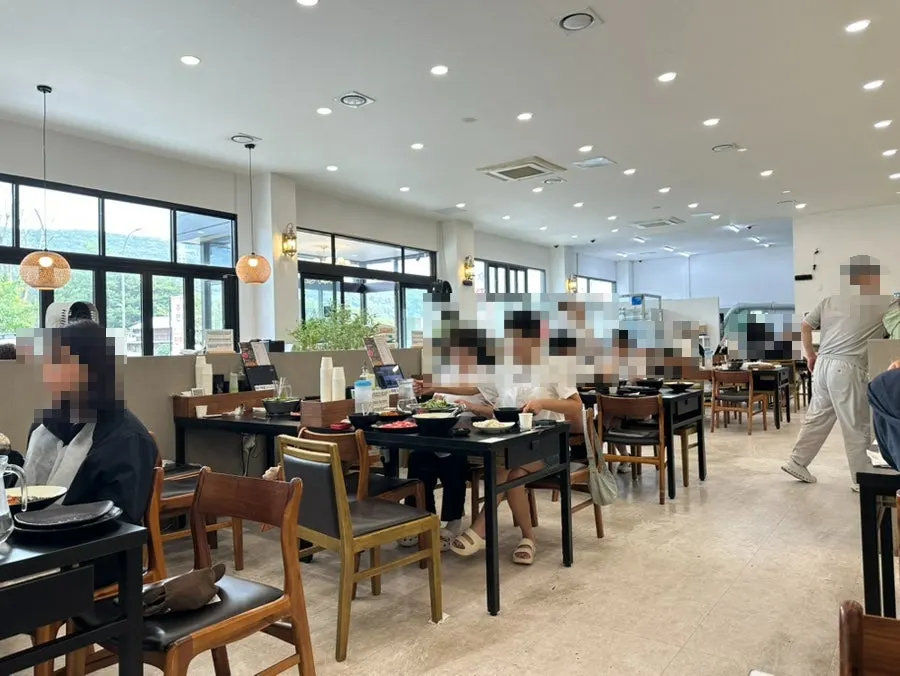 손님으로 만석인 홀 좌석