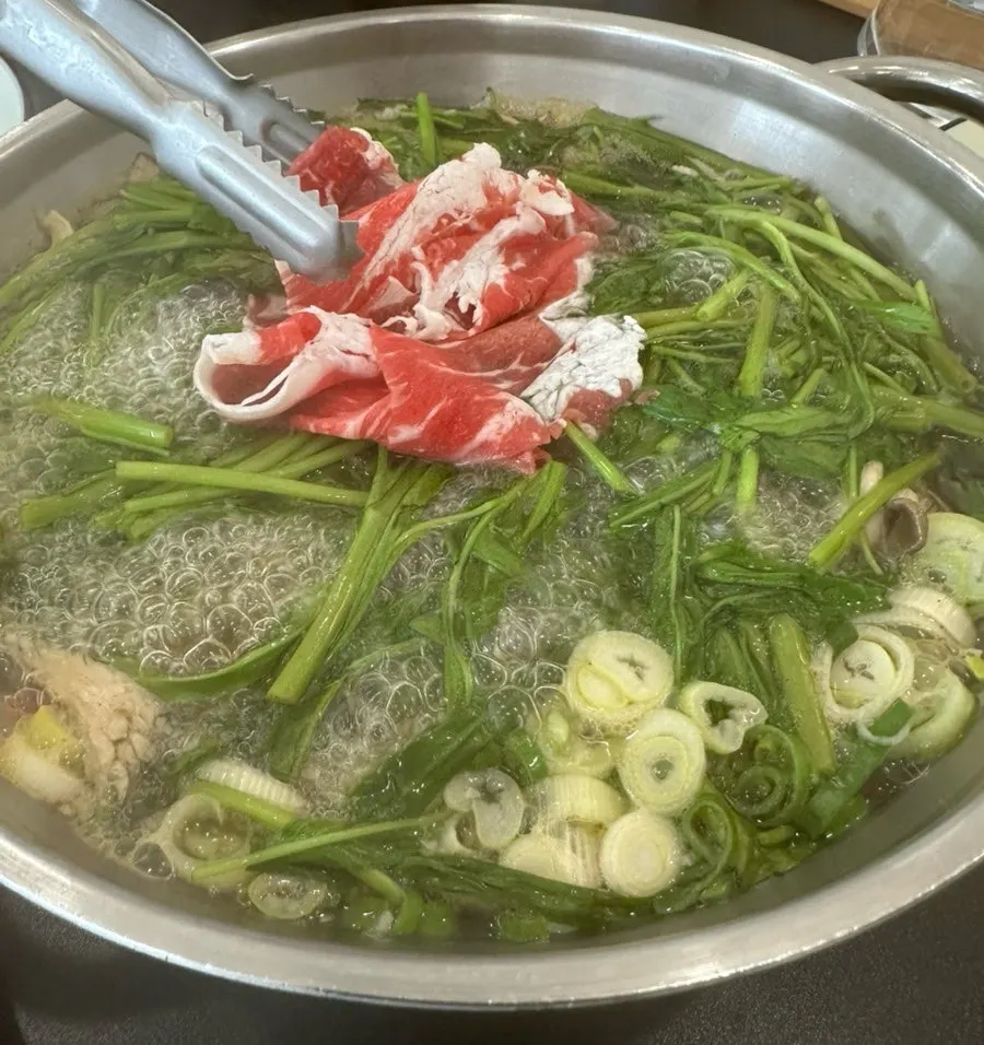 끓는 육수에 익히는 등심과 야채