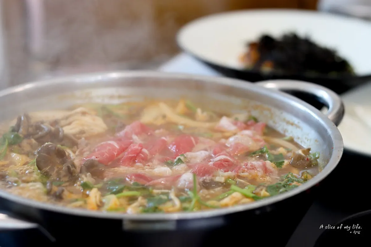 끓는 빨간 육수 위에 올려준 납작칼국수