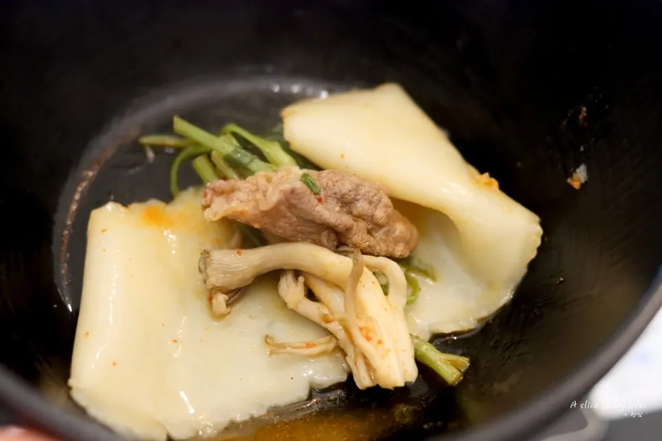 쭉 당겨 올린 넓적한 납작칼국수