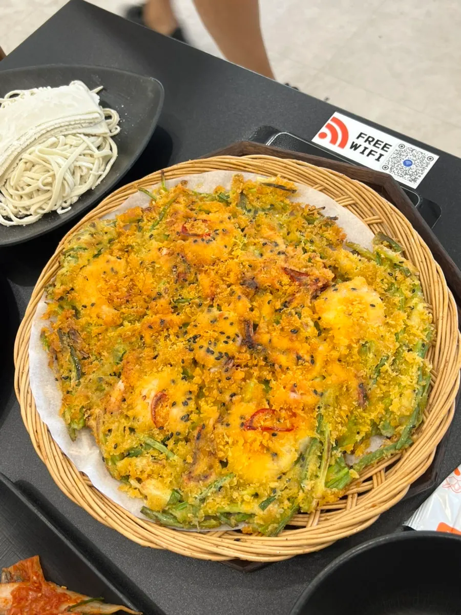 Full view of the crispy seafood pancake