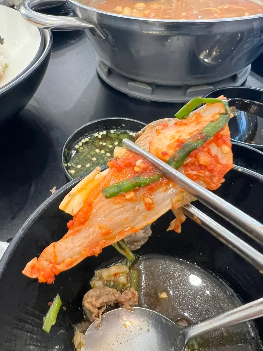 Flat kalguksu simmering in the broth