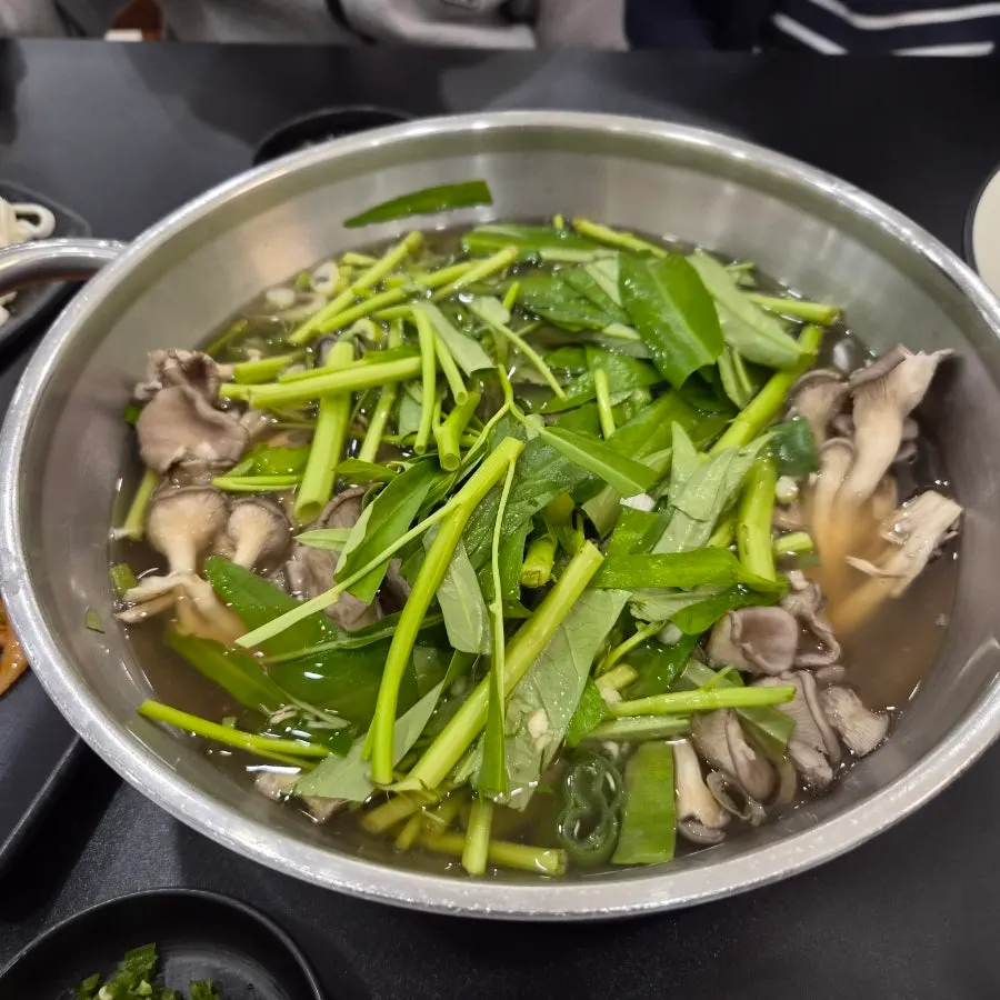 Ordering at the Yun Ujae Shabu Kalguksu kiosk