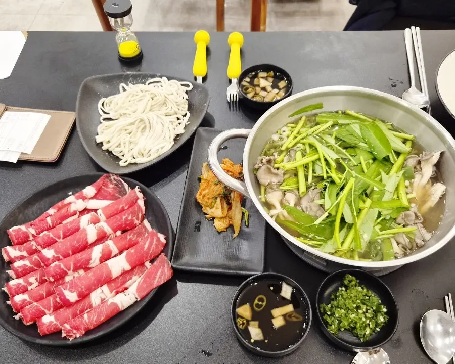 Mild shabu-kalguksu and seafood pajeon