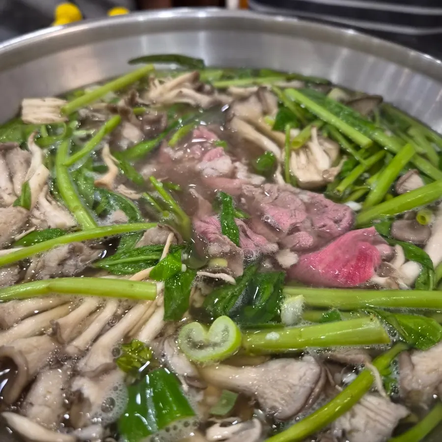 Shabu-kalguksu ordered for the family