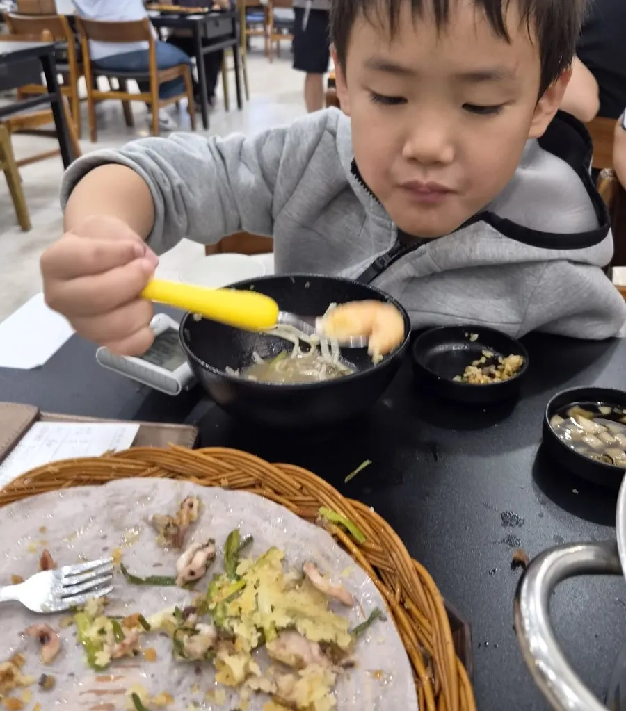 Kalguksu cooking in the broth