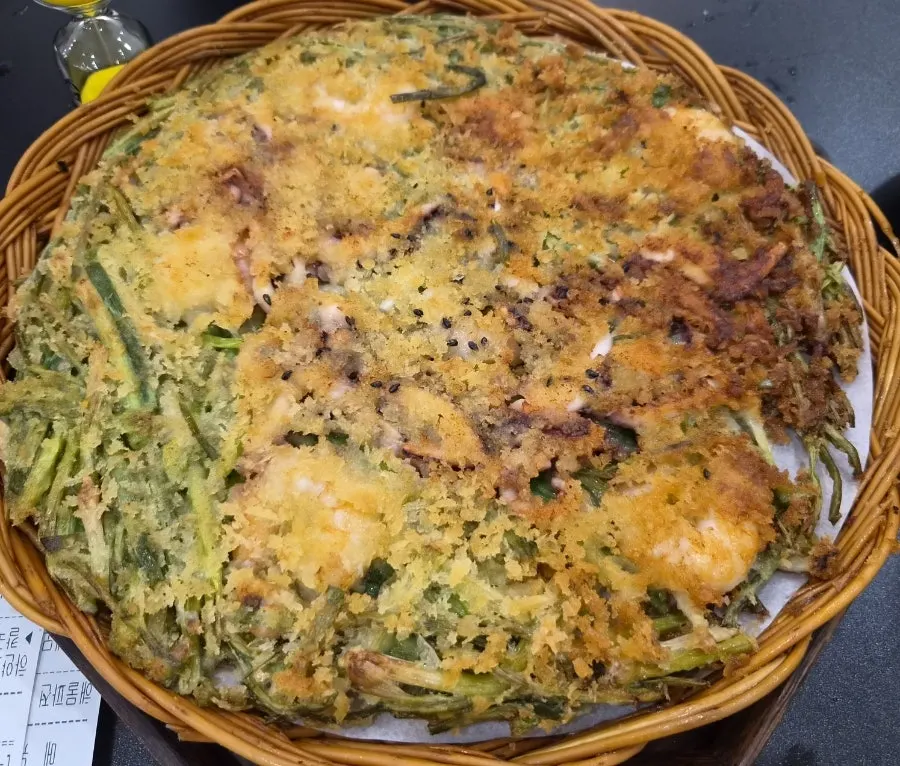 Yun Ujae kimchi served with kalguksu