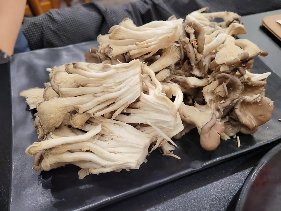Kalguksu noodles added into the broth