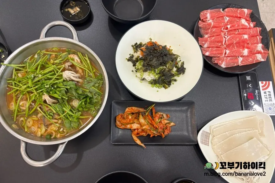 Yun Ujae Shabu Kalguksu menu board