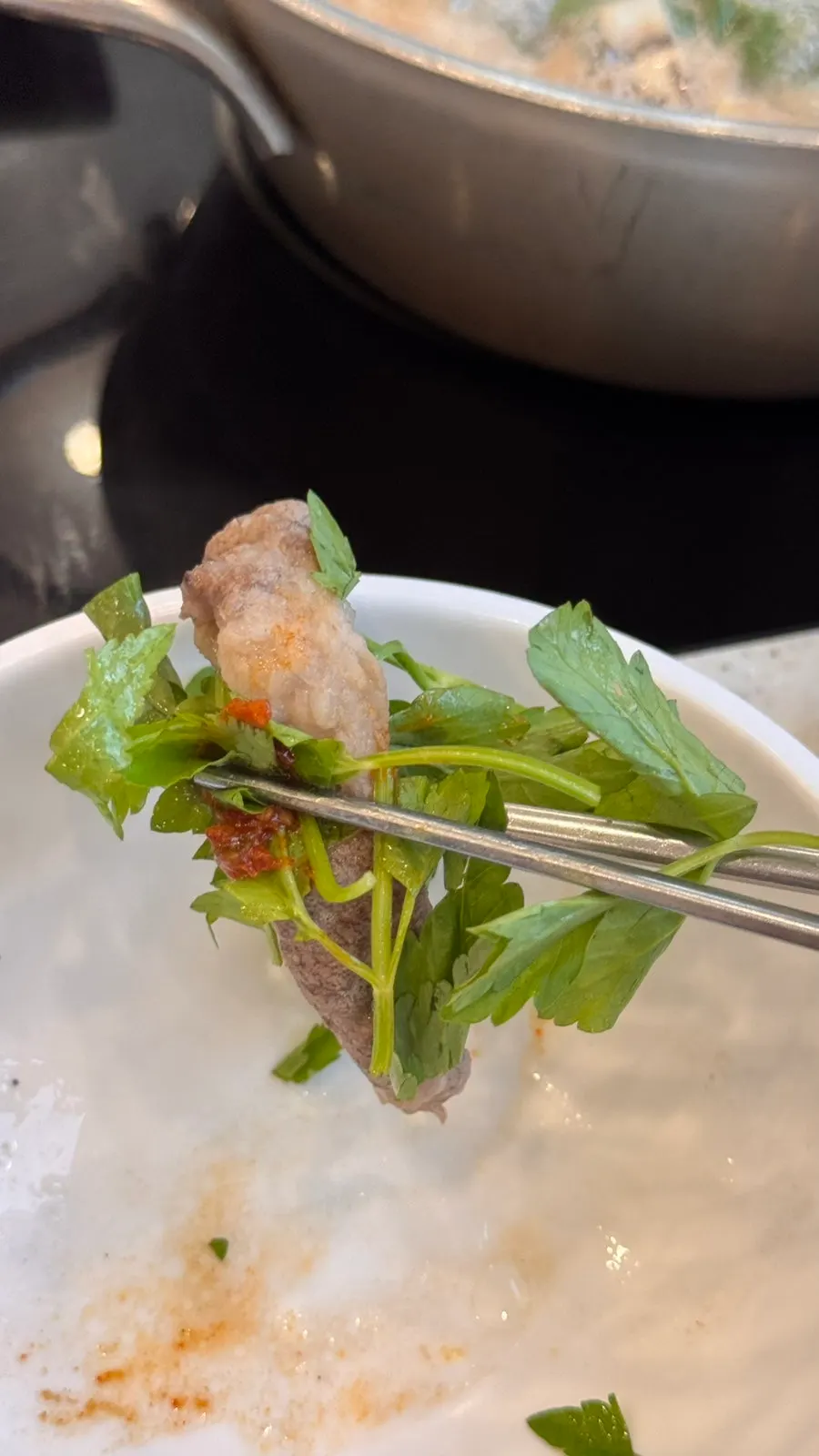육수에 익어가는 칼국수 면
