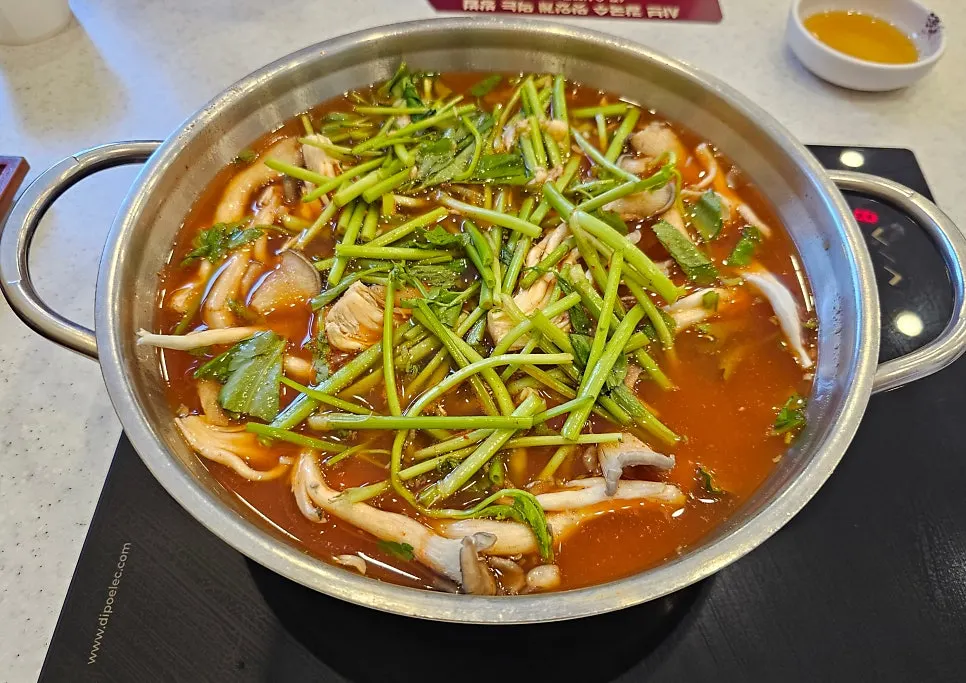 얼큰 육수로 주문한 샤브칼국수 냄비
