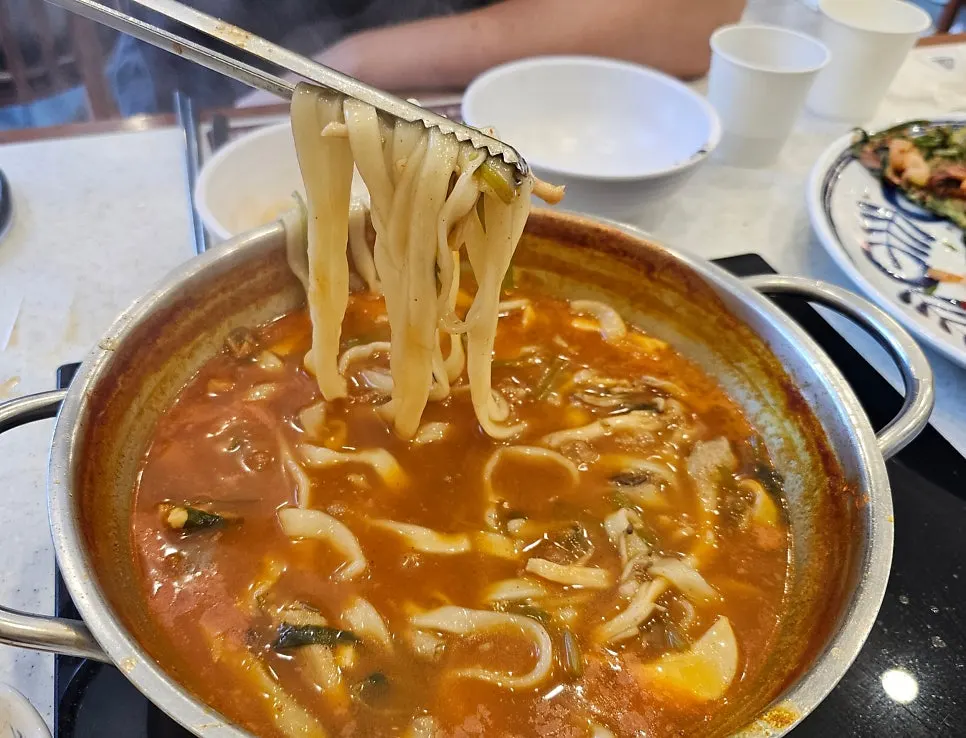 육수에 투하한 자가제면 칼국수 면