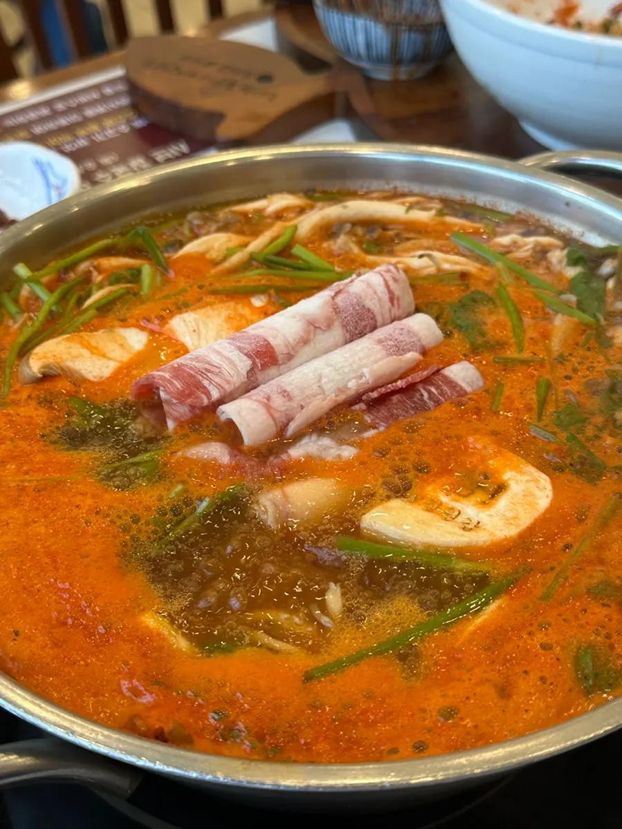 복숭아 비빔만두 신메뉴