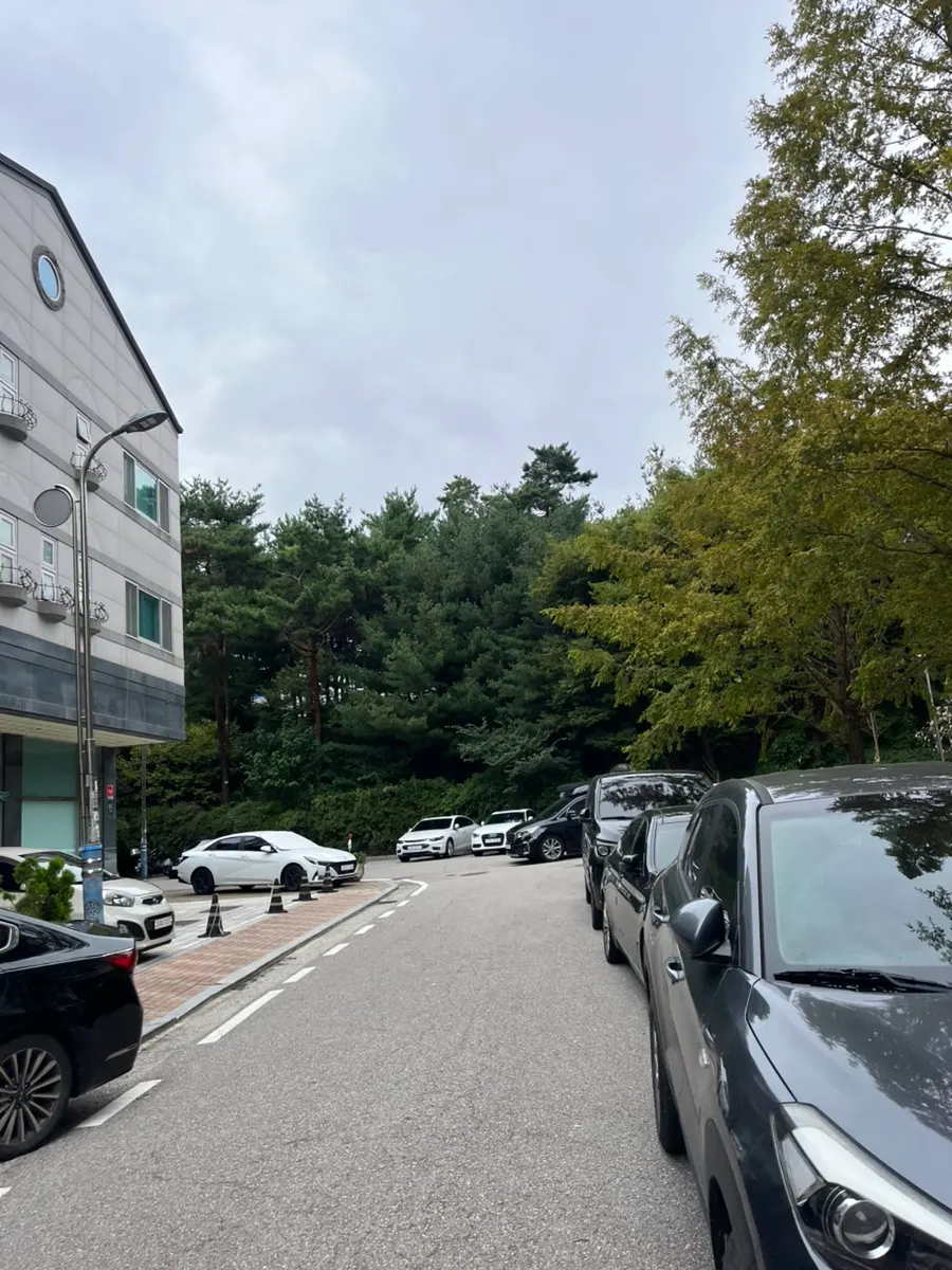 Doseogwan Dwitjip's exterior and surrounding road in a residential area
