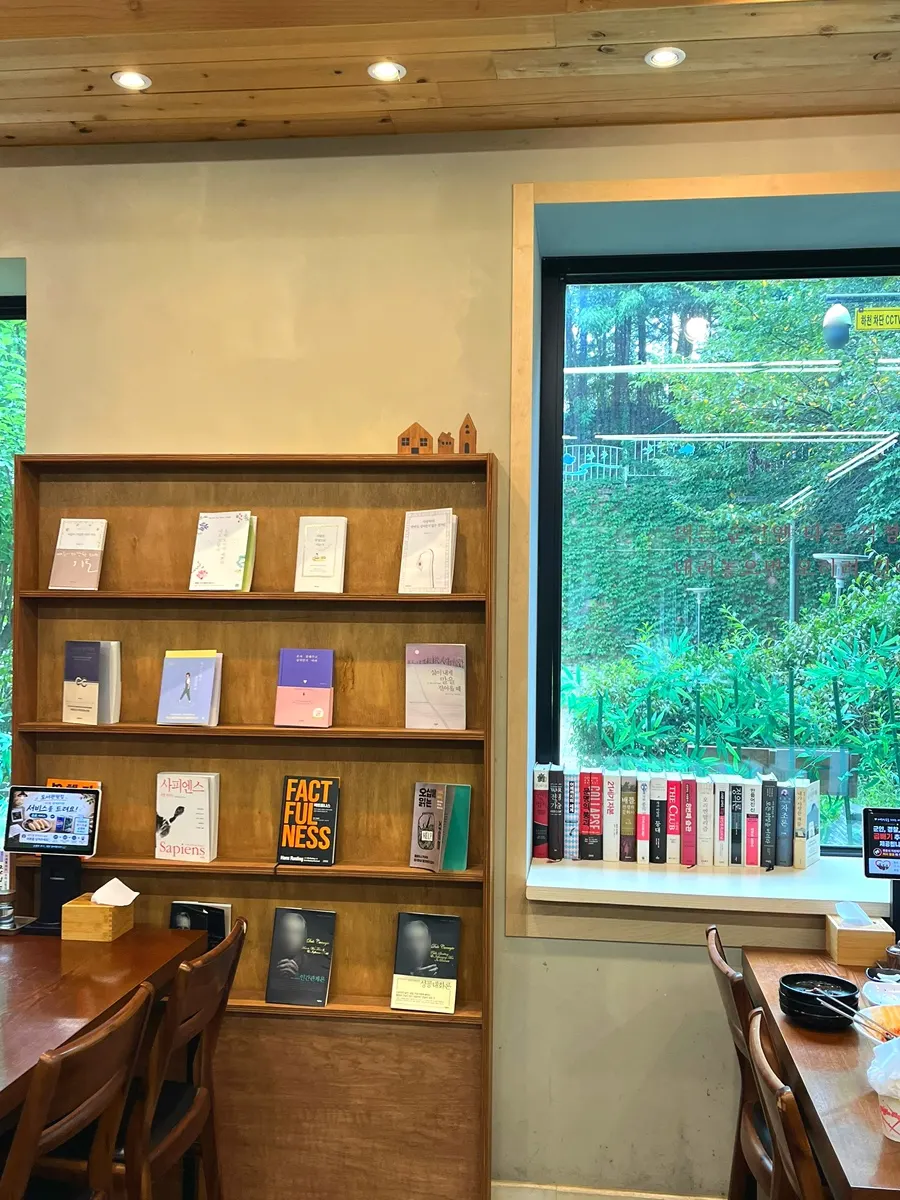 Doseogwan Dwitjip's cafe-like interior