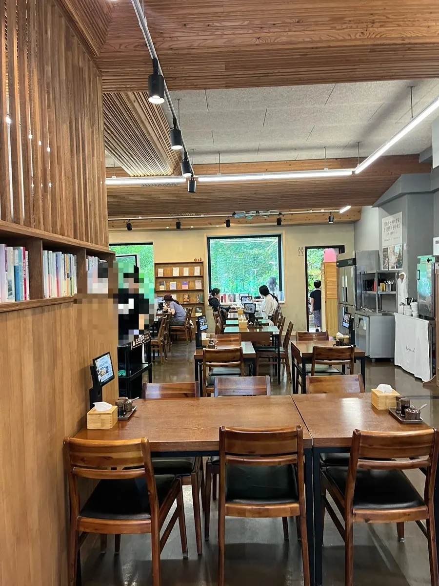 Doseogwan Dwitjip's tables and seating area