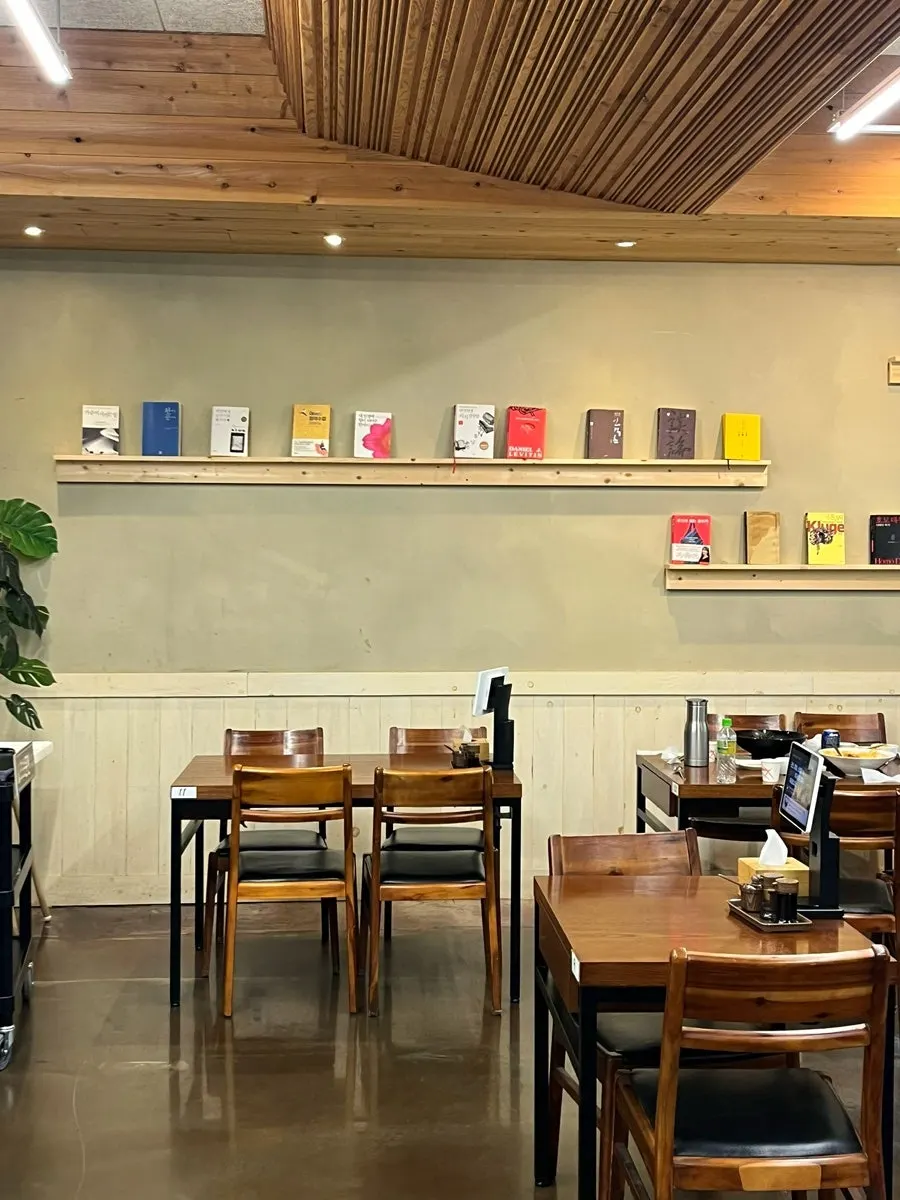Books placed inside Doseogwan Dwitjip