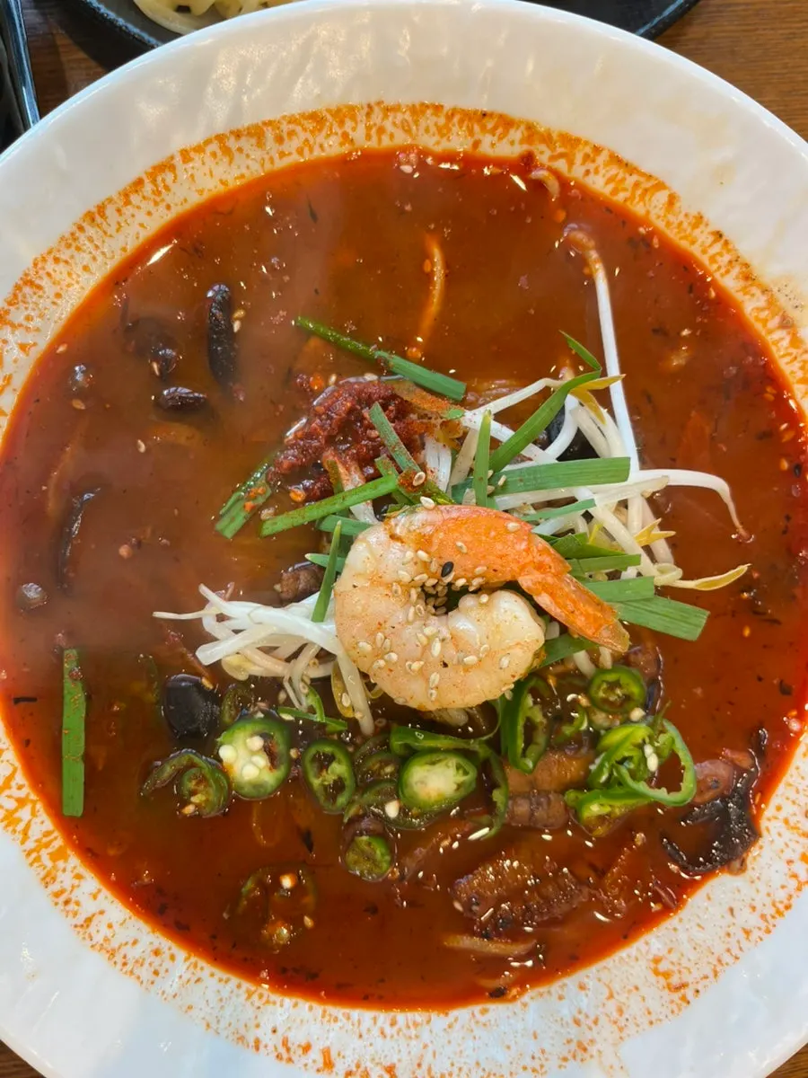 Doseogwan Dwitjip's fiery spicy jjamppong broth