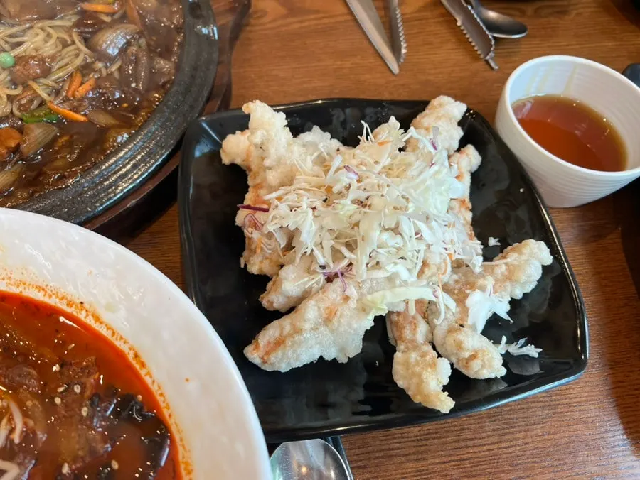 면을 한 입 집어 든 모습