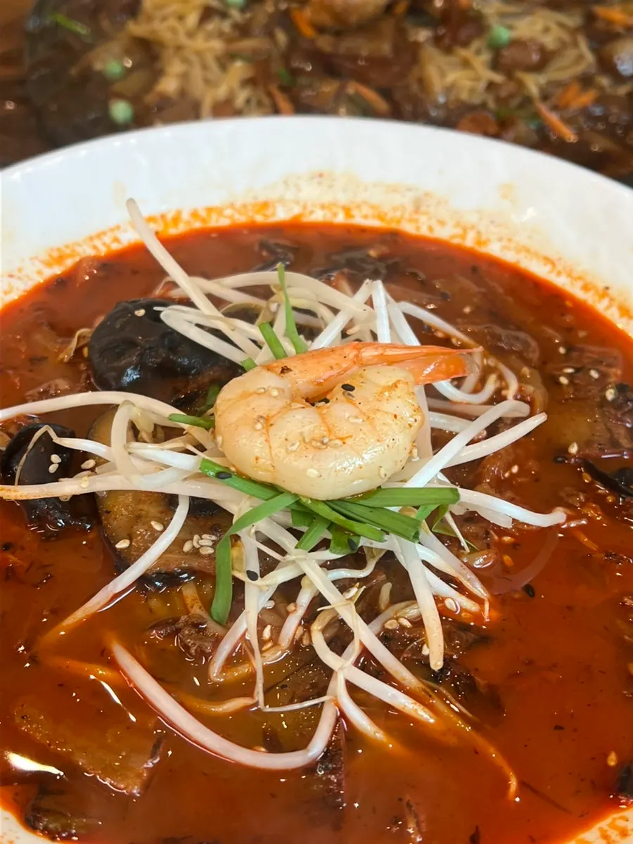 춘장과 볶은 양파가 어우러진 짜장 요리