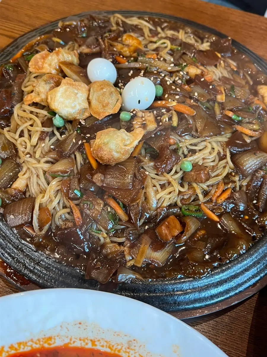 세트에 함께 나온 중식 요리 접시