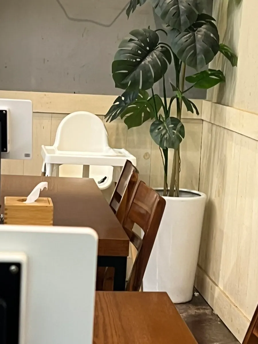 가족 손님용 아기 의자가 놓인 매장