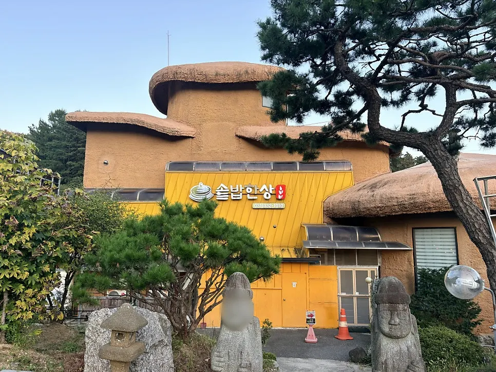 Sotbap Hansang's dedicated parking lot full of cars