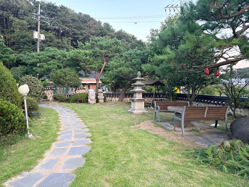 Landscaping and stone statues around Sotbap Hansang