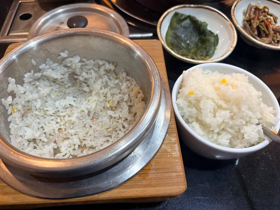 Pot rice eaten together with the side dishes