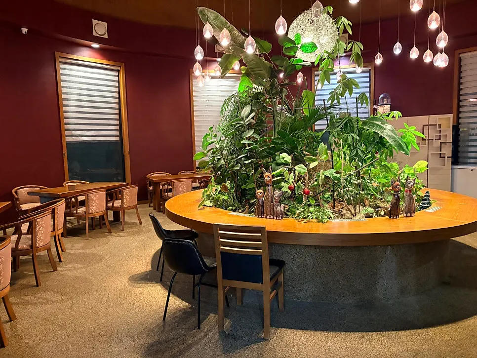 Vending machines and a flower-bed table at the unmanned café next to Sotbap Hansang