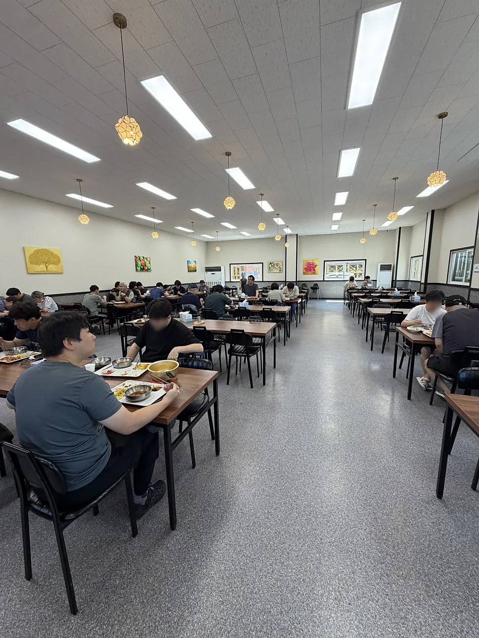 広い韓食ビュッフェの食事スペース