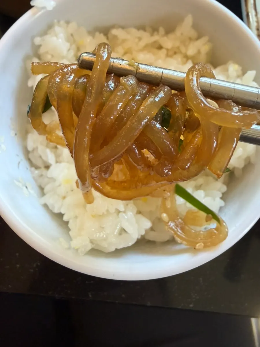 보리굴비와 밑반찬이 놓인 식탁