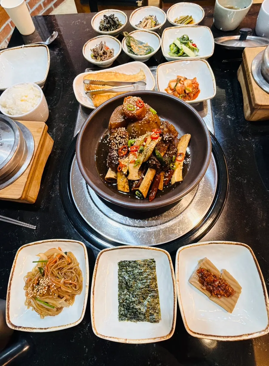 Side dishes and pot rice laid out at Sotbap Hansang