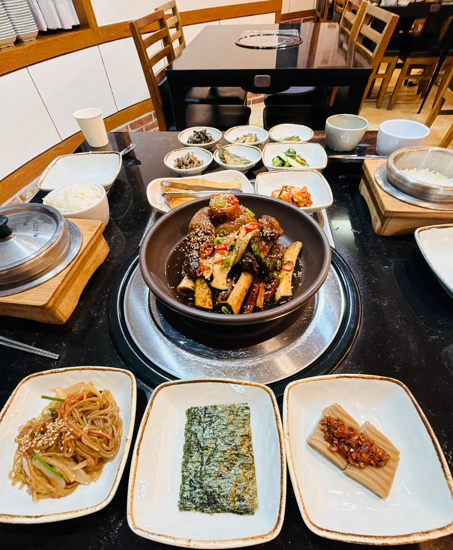 Busy interior atmosphere at Sotbap Hansang