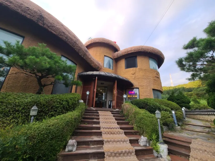 Free parking lot in front of Sotbap Hansang