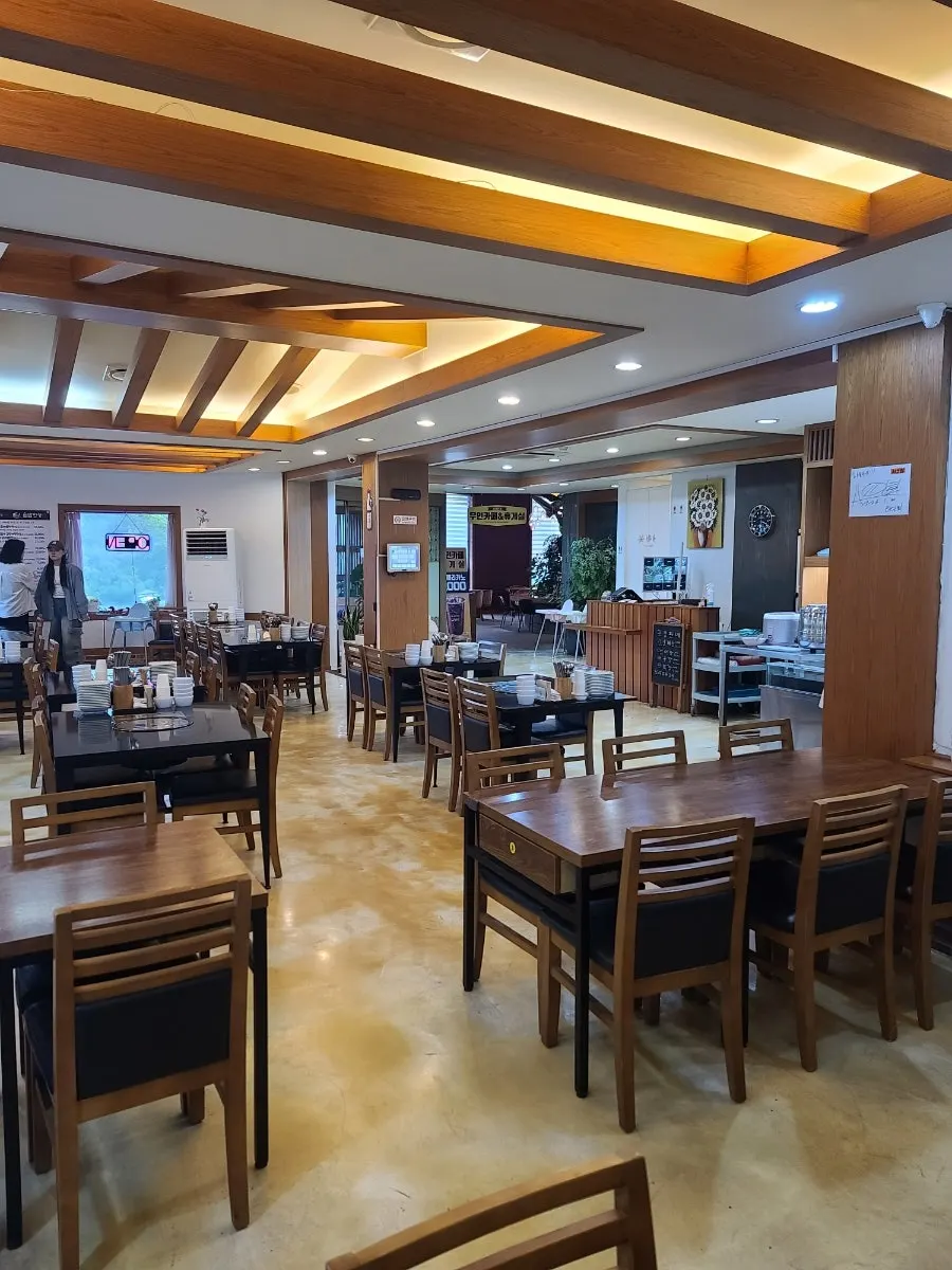 Spacious interior hall at Sotbap Hansang