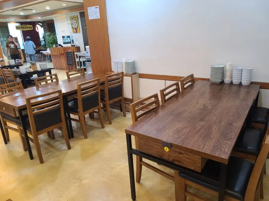 Sotbap Hansang seating with wide table spacing