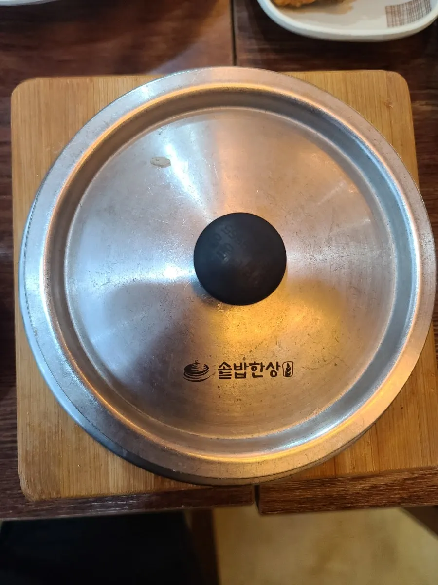 Freshly made sotbap (hot pot rice)