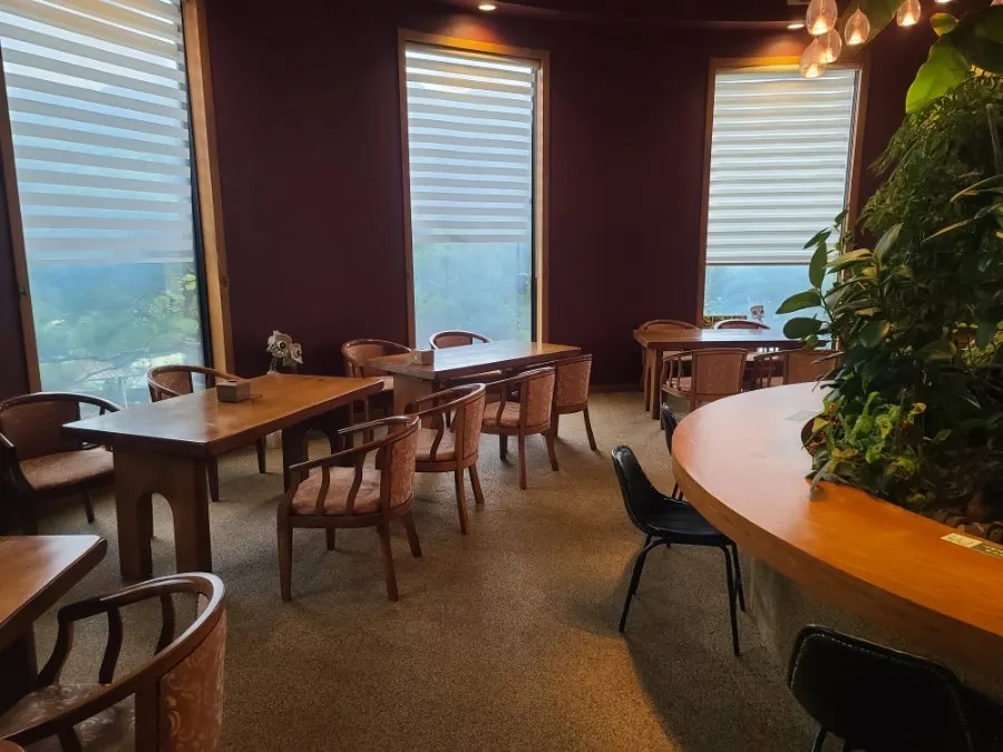 Interior and seating of the unmanned café