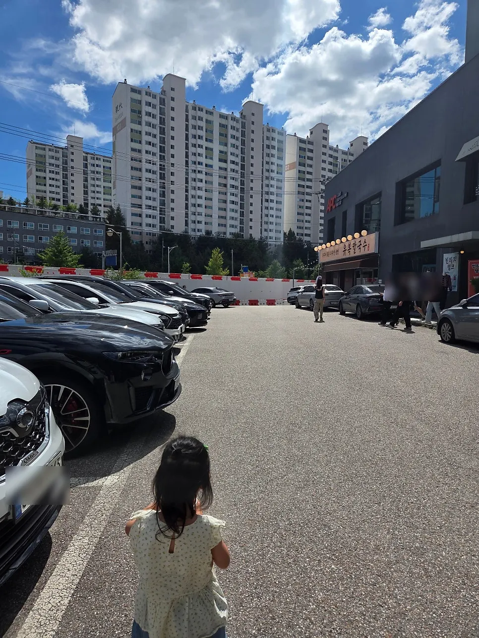 Parking spaces at Yubok Kalguksu