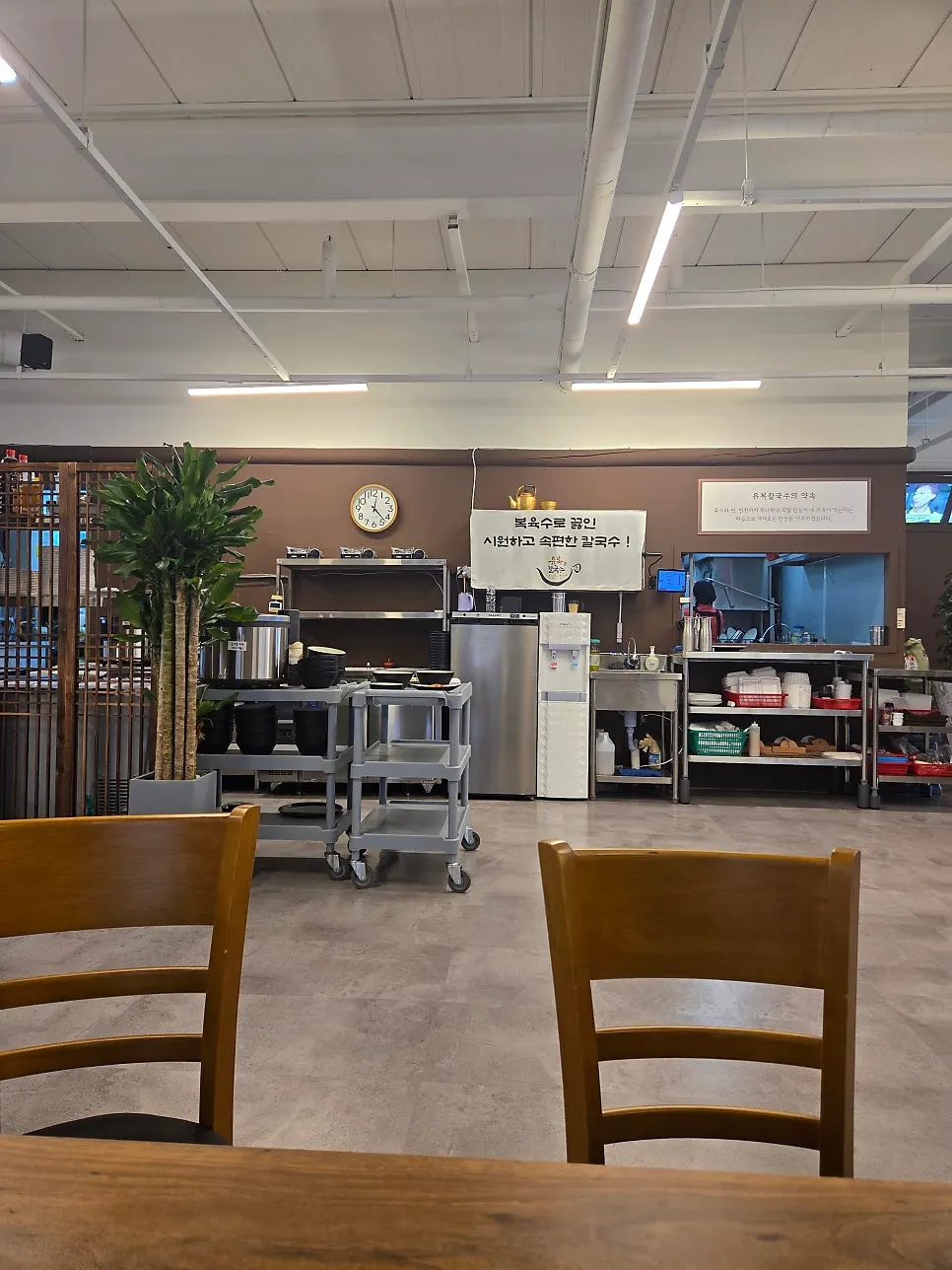 Clean kitchen at Yubok Kalguksu
