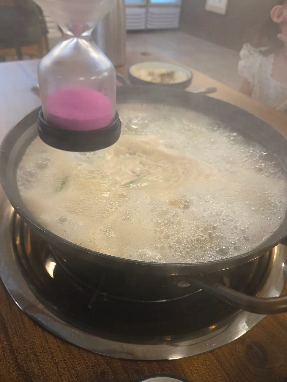 Kalguksu waiting time measured with an hourglass