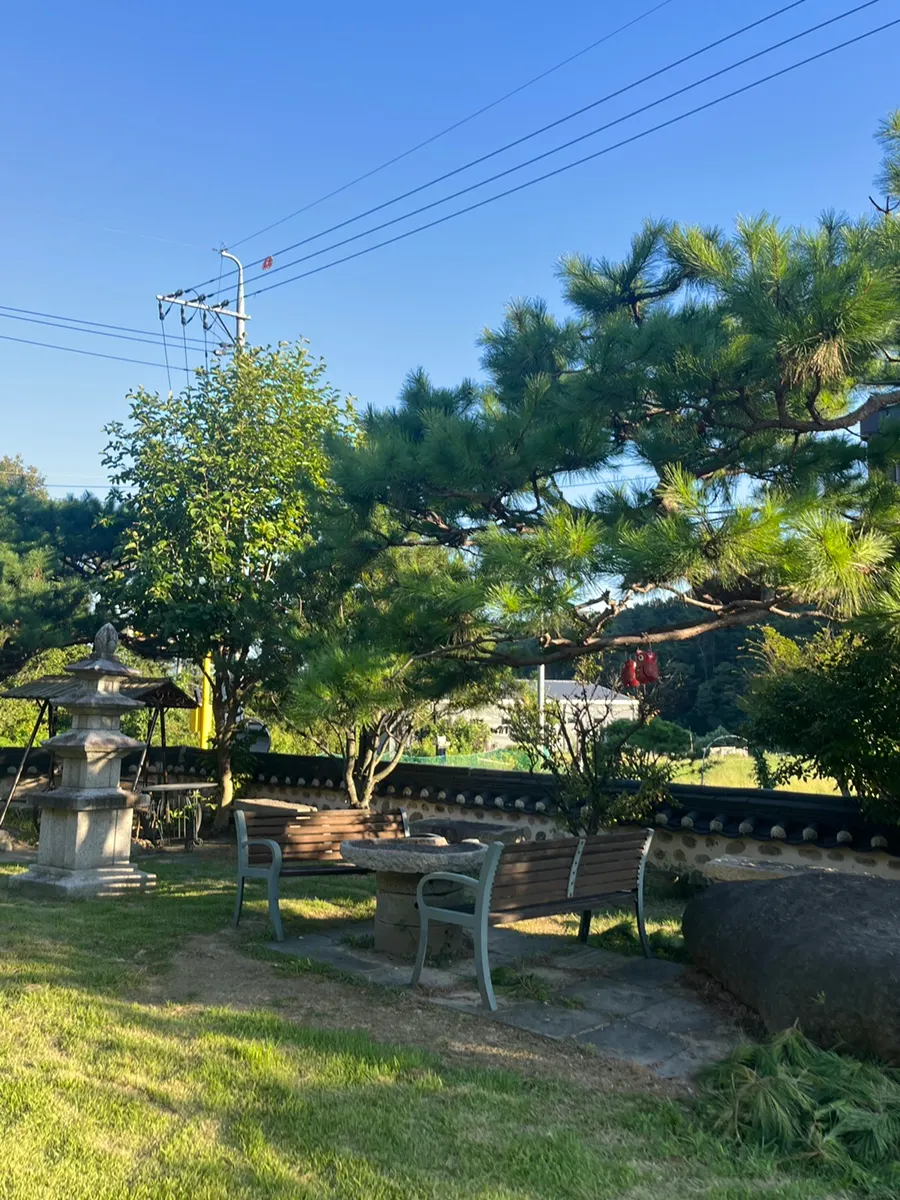 Spacious parking area and garden at Sotbap Hansang