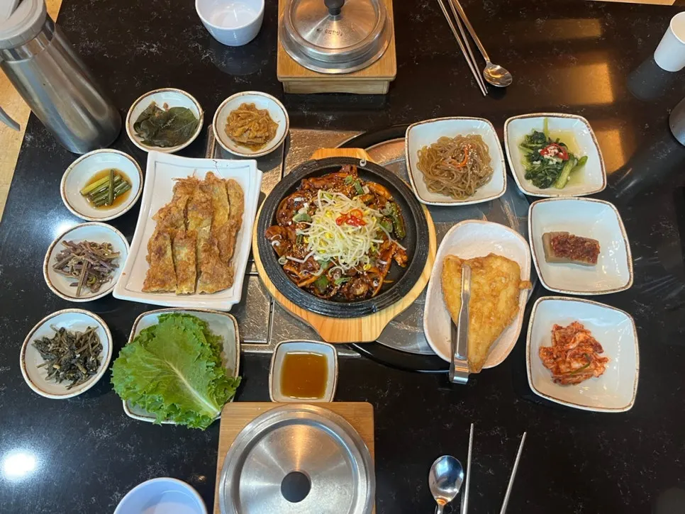 Neatly prepared side dishes at Sotbap Hansang