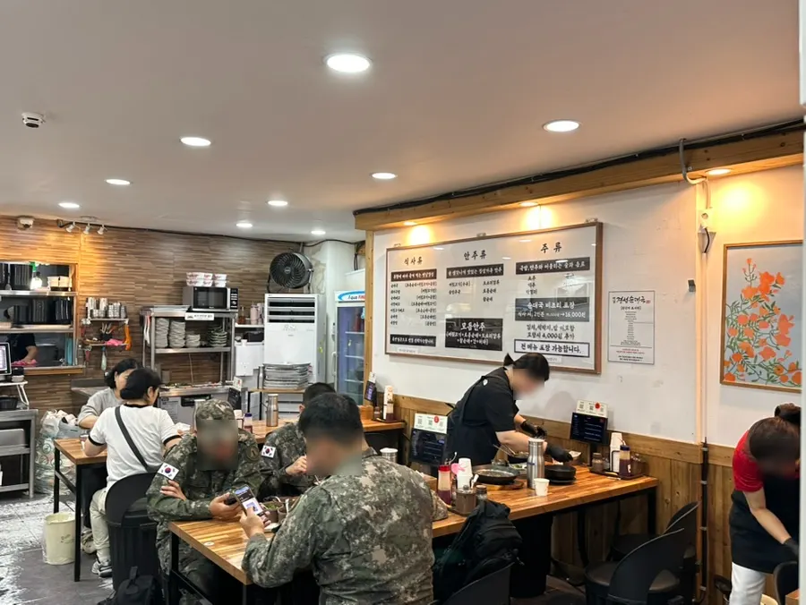 2인석과 4인석이 놓인 순대국집 내부