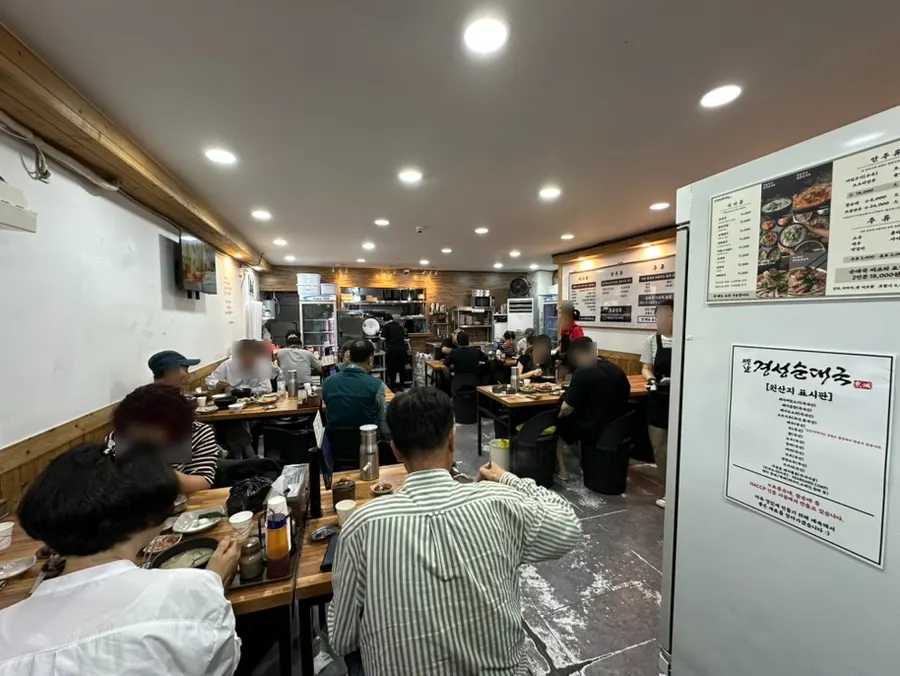혼밥도 가능한 테이블 좌석 배치