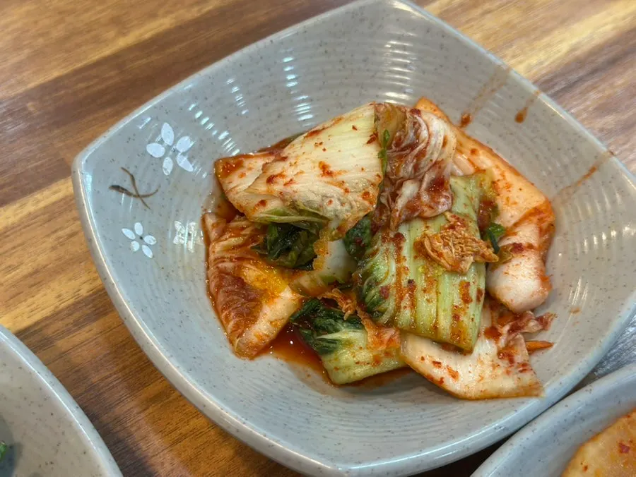 자리에 앉자마자 세팅된 기본 반찬