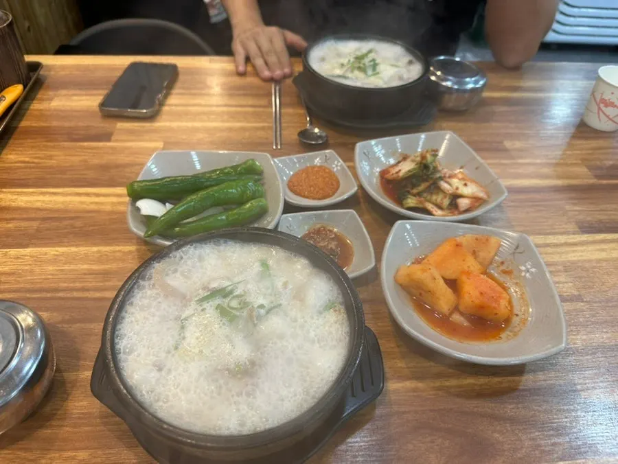 반찬이 차려진 테이블 전체 모습
